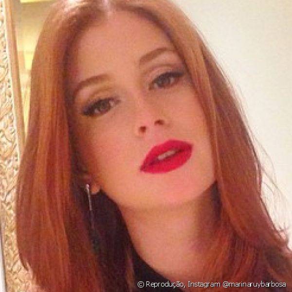 Para compor look romântico usado em festa no Rio de Janeiro, Marina escolheu olhos delineados e batom vermelho